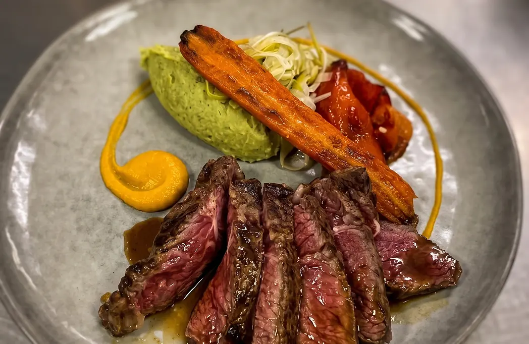 Viande cuite basse température accompagnée de légumes pour un plateau repas prestige à Aix-en-Provence