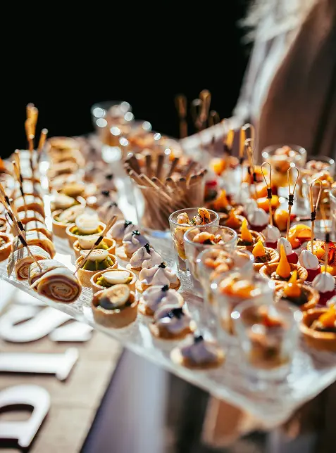 Plateau de pièces de cocktail dînatoire cuisinées maison servies par notre traiteur à Aix-en-Provence