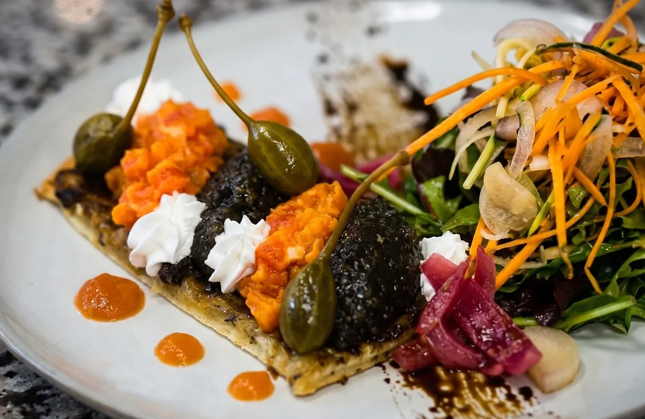Tarte aux légumes accompagnée d’une salade au restaurant Les Rois Maj