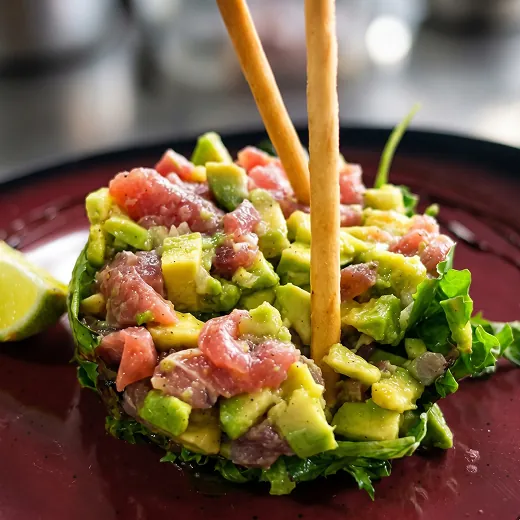 Tartare à l’avocat et salade au restaurant Les Rois Maj