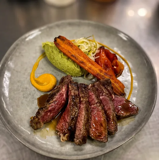 Viande grillée accompagnée de légumes et de purée aux Rois Maj