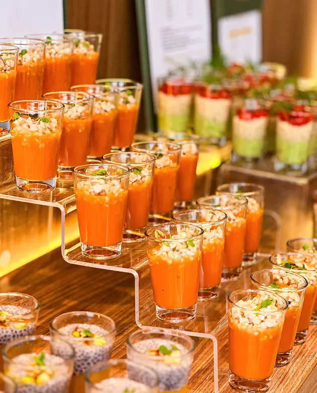 Verrines d’entrées colorées présentées sur un buffet froid traiteur à Aix-en-Provence