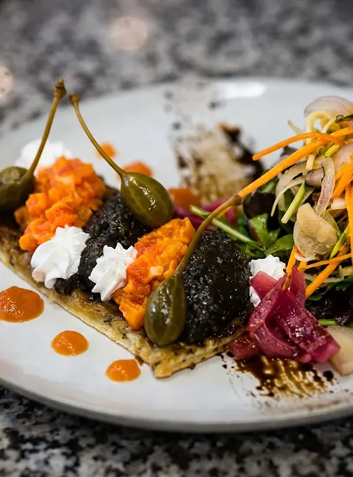 Plat du jour maison accompagné de crudités pour un repas livré à Aix-en-Provence