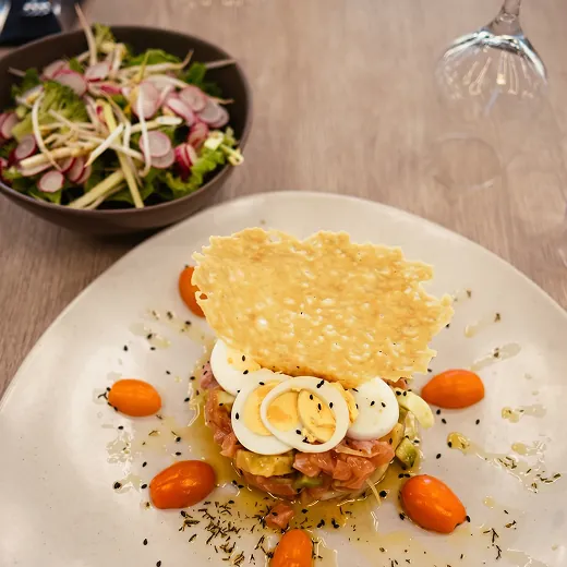 Assiette de saumon, œuf et tuile croustillante aux Rois Maj