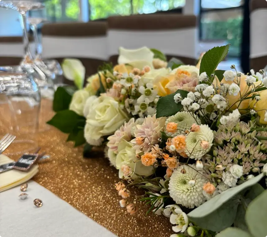 Décoration de table de réception de mariage aux roses et fleurs champêtres à Aix-en-Provence