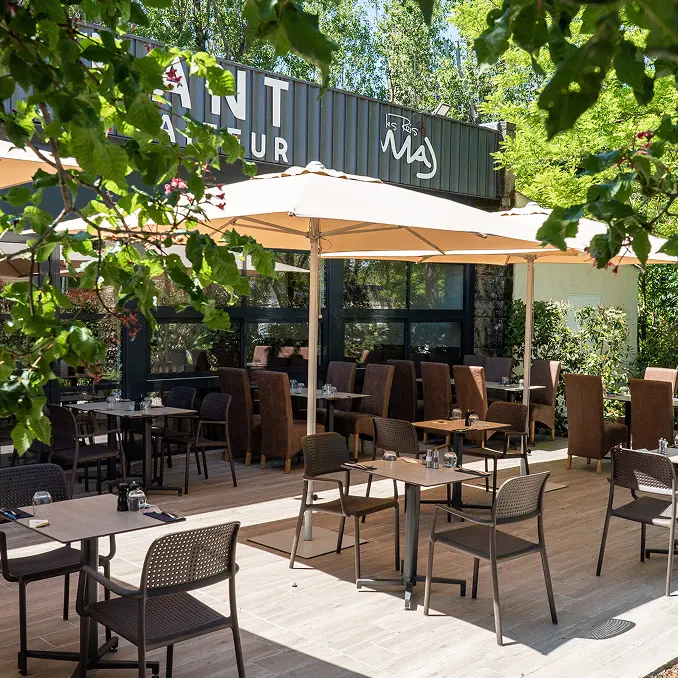 Terrasse extérieure sous les parasols au restaurant Les Rois Maj à Meyreuil