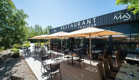 Terrasse et façade du restaurant Les Rois Maj à Meyreuil