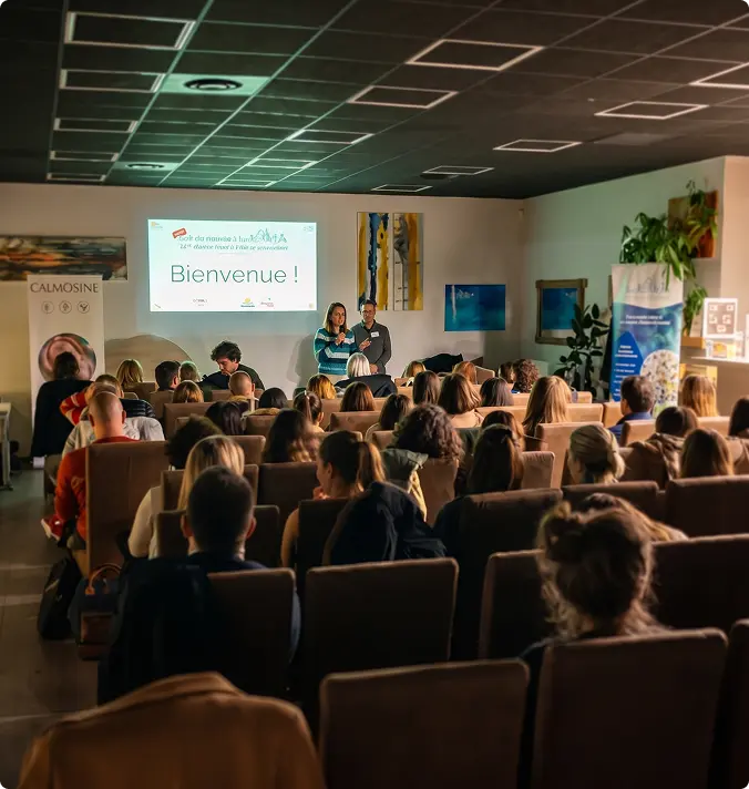 Salle de séminaire en configuration théâtre pour une présentation d'entreprise à Aix-en-Provence