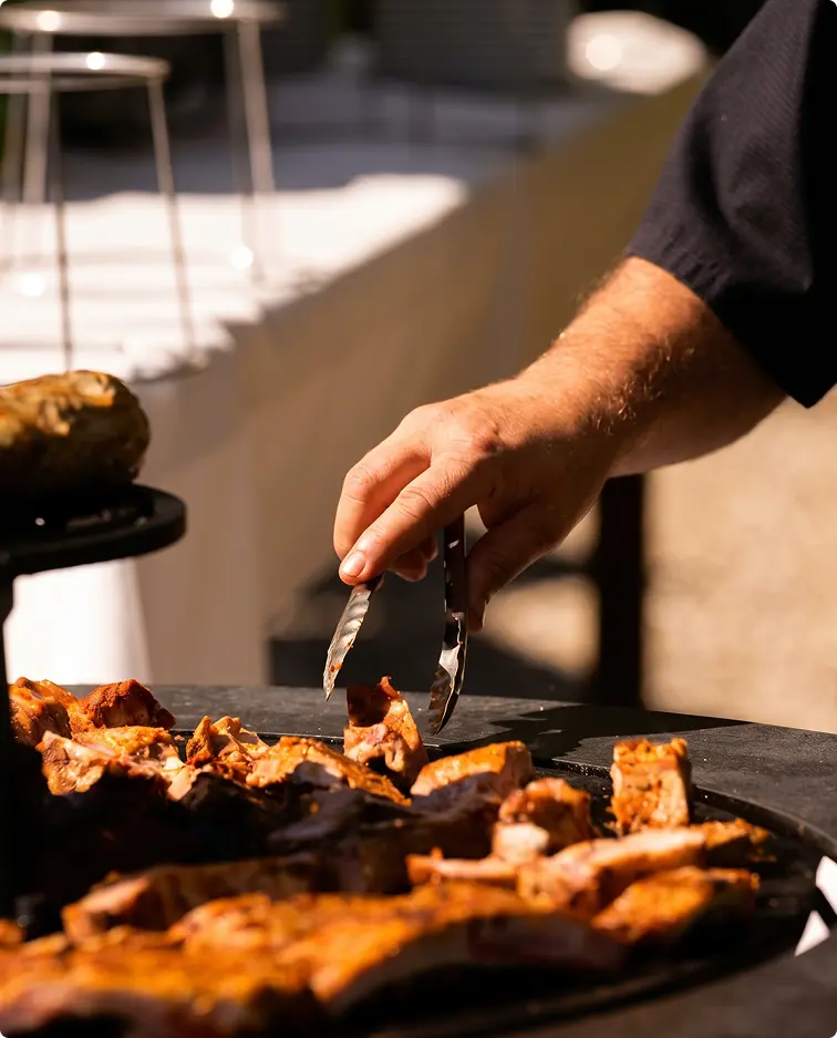 Atelier culinaire brasero : viande grillée préparée devant les invités par le chef