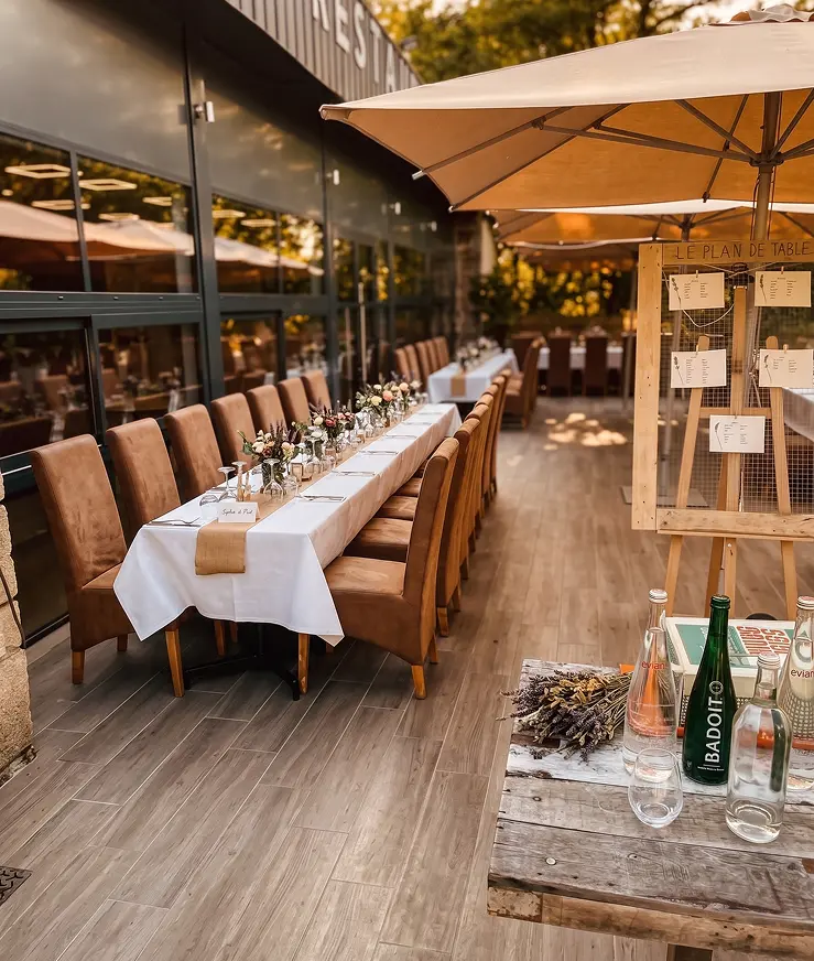 Longue table dressée pour une réception sur la terrasse des Rois Maj à Meyreuil