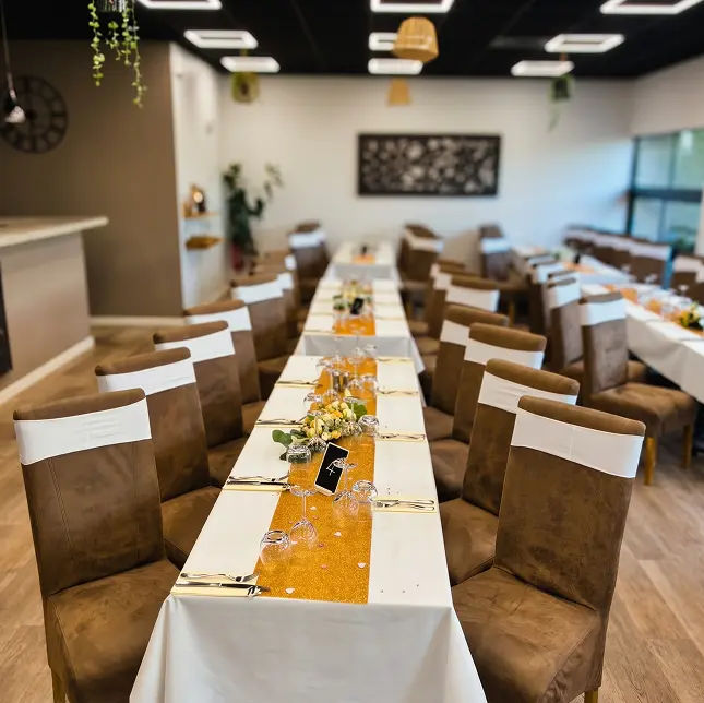 Salle de réception dressée pour un cocktail événement aux Rois Maj