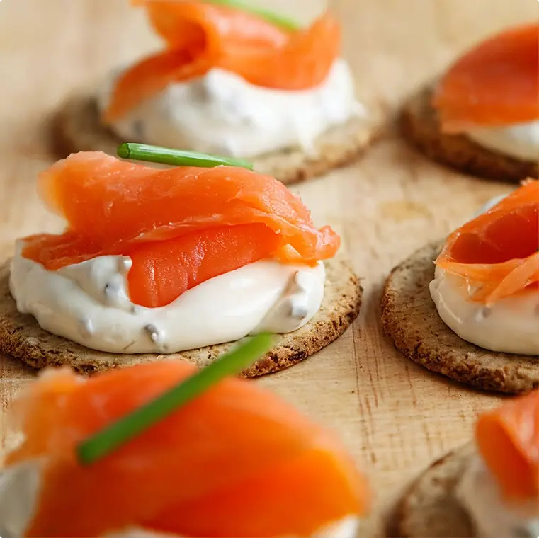 Bouchées au saumon fumé et fromage frais servies au cocktail apéritif du mariage