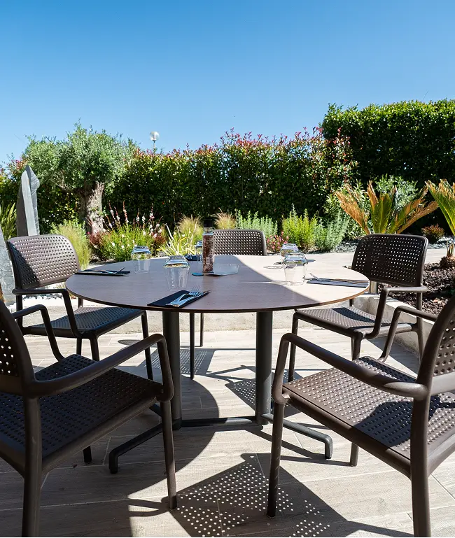 Table dressée côté jardin sur la terrasse des Rois Maj à Meyreuil