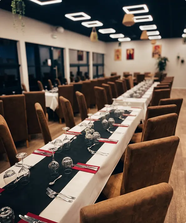 Salle de réception du restaurant dressée pour une soirée d'entreprise à Meyreuil