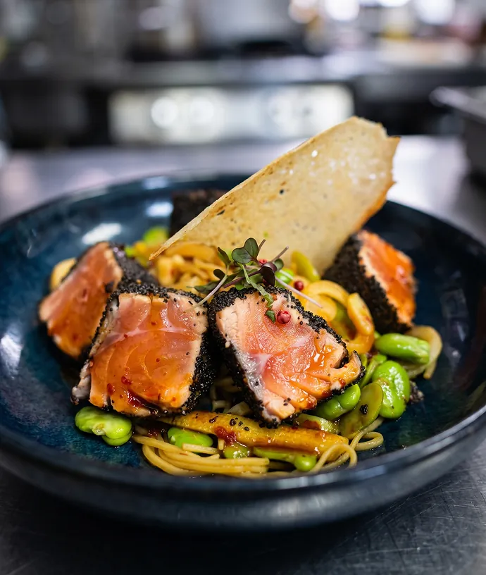 Assiette de saumon, légumes et tuile croustillante au restaurant Les Rois Maj