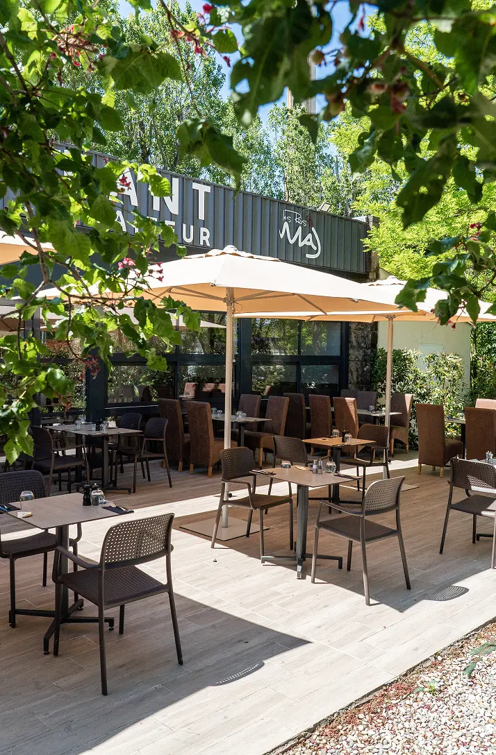 Terrasse ombragée du restaurant Les Rois Maj à Meyreuil, près de Gardanne et Aix-en-Provence